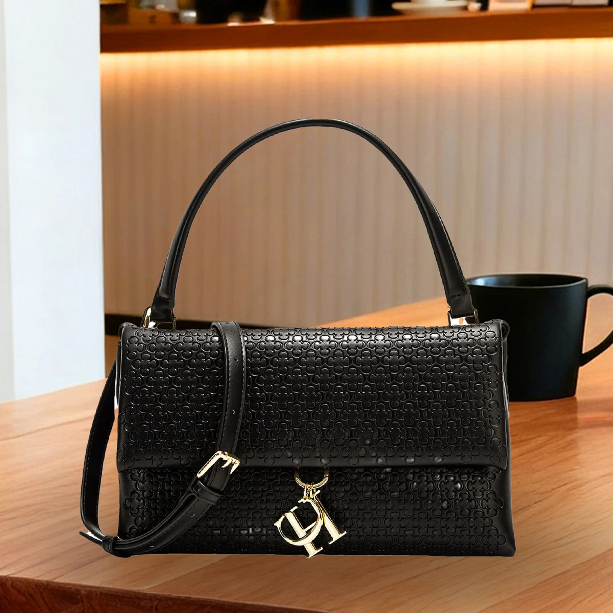 Women Bags Premium Brands - Elegante handtas met monogram, metalen merkhangertje,